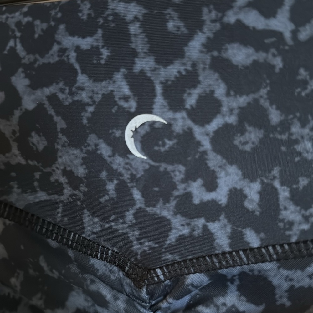 EUC ZYIA Active Blue Leopard Print Scrunchy Butt Leggings Size L fits 8-10 - Picture 4 of 5